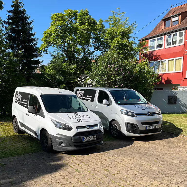 Die beiden modernen Firmenwagen der Firma Rott GmbH in Saarbrücken