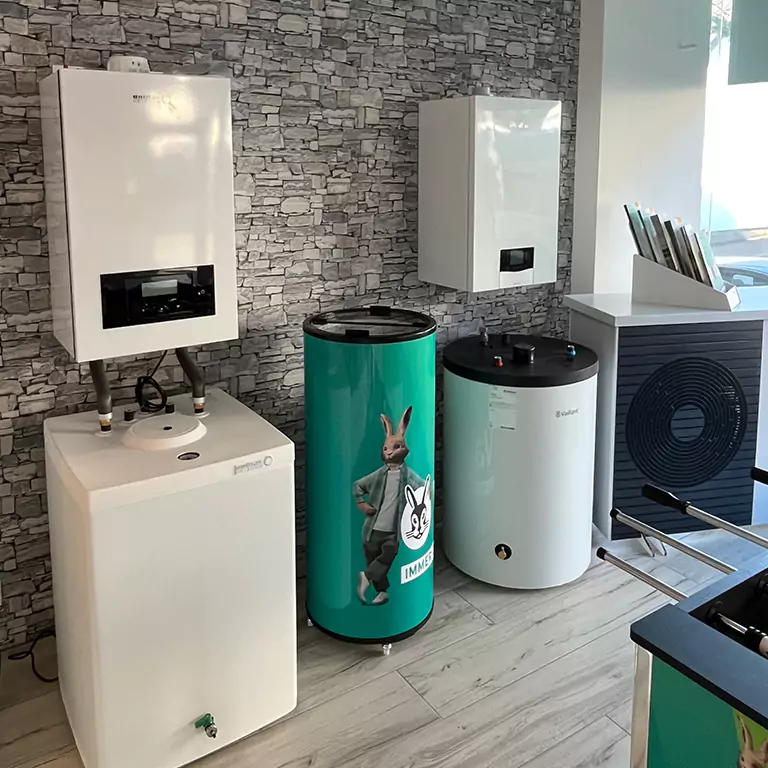 Nahaufnahme der Ausstellung vom Durchlauferhitzern, Wärmepumpen usw. im Laden in Saarbrücken