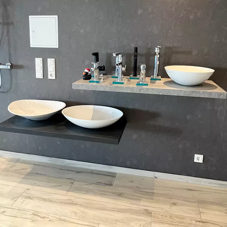 Nahaufnahme der Ausstellung vom Waschbecken und Armaturen im Laden in Saarbrücken