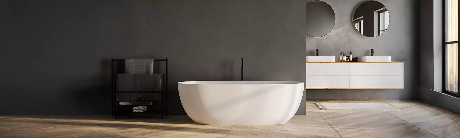 Moderne, frei stehende Badewanne mit schwarzen Armaturen in matt Weiß in einem minimalistischen, grauen Badezimmer